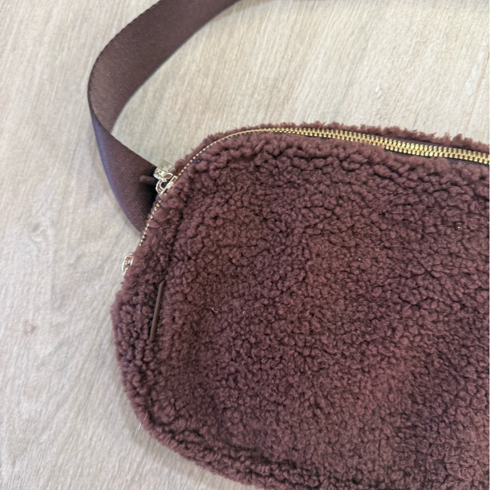 Lululemon Everywhere Belt Bag Crossbody in cozy brown sherpa material travel - Picture 7 of 10